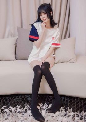 秘书伺候老板玩3p