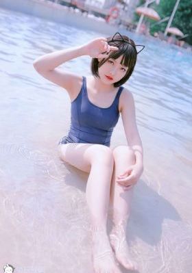 小受夹腿憋尿时被攻按小腹